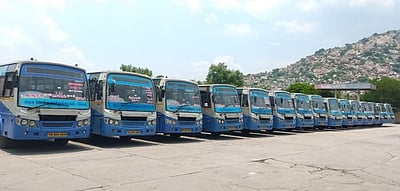 கிருஷ்ணகிரியில் தயாா் நிலையில் அரசு பேருந்துகள்!