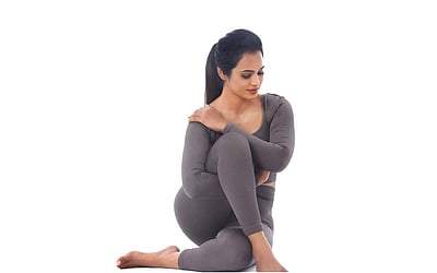 யோகா செய்து அசத்திய ரம்யா பாண்டியன் - புகைப்படங்கள்