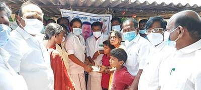 வியாபாரி முருகேசனின் குடும்பத்துக்கு அதிமுக நிதியுதவி