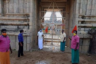 மன்னார்குடி பகுதியில் கோவில்களை திறக்கக் கோரி: சூடம் ஏற்றி இந்து முன்னணி ஆர்ப்பாட்டம்