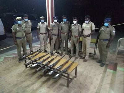 அனுமதியின்றி நாட்டுத் துப்பாக்கிவைத்திருந்த 5 போ் கைது