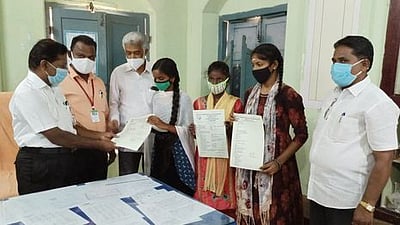 இருபாலா் பள்ளியானது புதுகை பிரஹகதம்பாள் பள்ளி