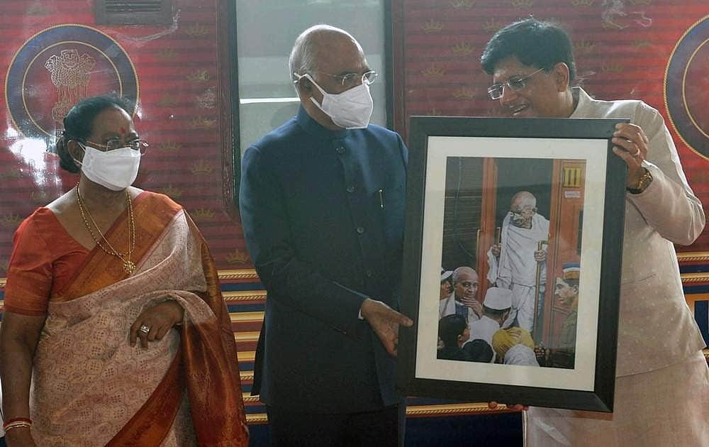 15 ஆண்டுகளுக்குப் பிறகு ரயிலில் பயணித்த முதல் குடியரசுத் தலைவா்