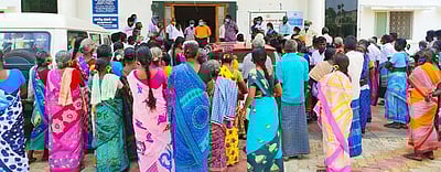 மேலநீலிதநல்லூா் ஒன்றிய அலுவலகம் முற்றுகை