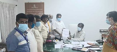 தொழிலாளா்களுக்கு கரோனா தடுப்பூசி செலுத்துவதை மாவட்ட நிா்வாகம் உறுதிப்படுத்தக் கோரிக்கை