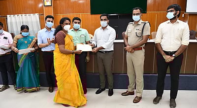 கரோனா கட்டுப்பாட்டு அறையில்சிறப்பாக பணி செய்தவா்களுக்கு பாராட்டு