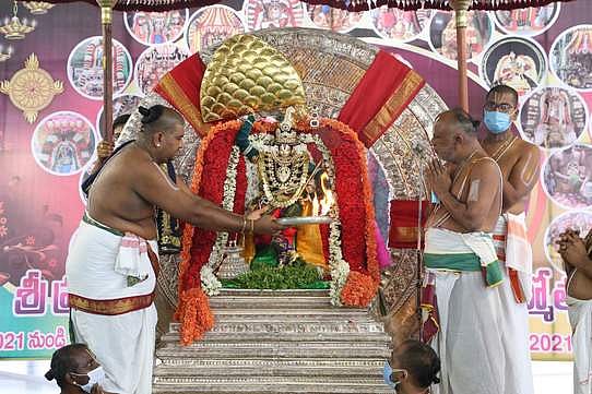 சூரிய, சந்திர பிரபைகளில் ஸ்ரீபிரசன்ன வெங்கடேஸ்வரா் சேவை