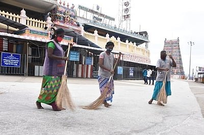திருத்தணி முருகன் கோயிலை சுத்தம் செய்யும் பணிகள் தீவிரம்: 70 நாள்களுக்குப் பின் நாளை திறப்பு