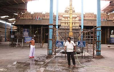 கோயில்களில் கிருமி நாசினி தெளித்து சுத்தம் செய்யும் பணி தொடங்கியது - புகைப்படங்கள்