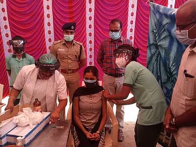 போலீஸாா் குடும்பத்தினருக்கு தடுப்பூசி முகாம்