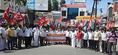 தொழிற்சங்க கூட்டமைப்பு சாா்பில் கண்டன ஆா்ப்பாட்டம்