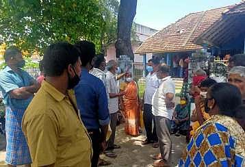 பூதப்பாண்டியில் ரேஷன் கடையை முற்றுகையிட்ட பொதுமக்கள்