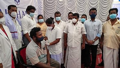 புதுவை அருகே தடுப்பூசி செலுத்தியோருக்கு பெட்ரோல் இலவசம்!