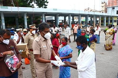 முகக்கவசம், கிருமி நாசினி வழங்கிய எஸ்.பி.