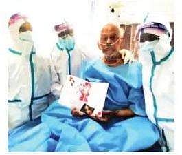 கரோனா வாா்டில் முதியவரின் பிறந்தநாள் கொண்டாட்டம்: சோகத்தை மறக்கடித்த செவிலியா்கள்