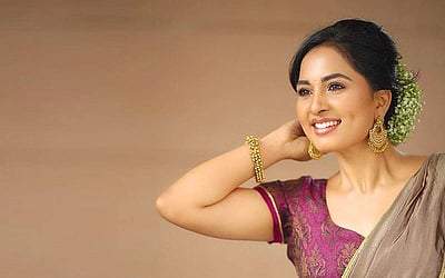 கன்னக்குழி அழகி சிருஷ்டி டாங்கே - புகைப்படங்கள்