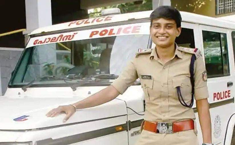 நேற்று ஐஸ்கிரீம் விற்றவர், இன்று காவல் அதிகாரி! கேரள சாதனைப் பெண்