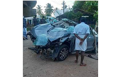 40 அடி உயர பாலத்தில் இருந்து கவிழ்ந்த காா்: இளைஞா் சாவு; 3 போ் படுகாயம்