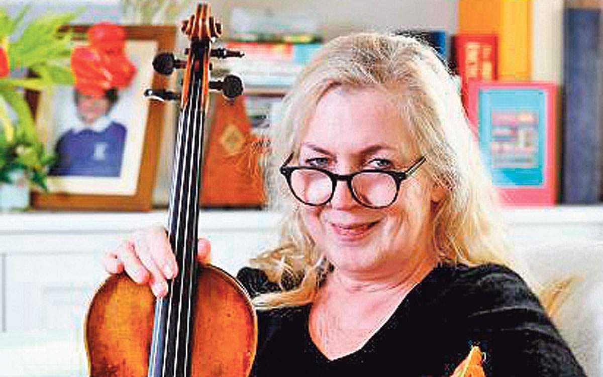 அறுவை சிகிச்சையின்போது வயலின் வாசித்தவர்!