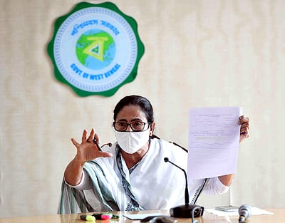 மக்கள் ஒத்துழைப்பால் பாதியாக குறைந்த கரோனா பாதிப்பு: மம்தா