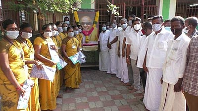 மணப்பாறையில் அம்மா உணவகத்தில் கருணாநிதி பிறந்தநாள் கொண்டிய திமுகவினர்