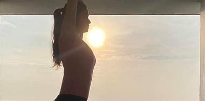 யோகா பயிற்சியில் ஈடுபடும் கீர்த்தி சுரேஷ் (படங்கள்)