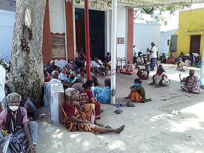 பெரியகுளத்தில் முதியோர் உதவித்தொகை பெற காத்திருக்கும் முதியோர்கள்