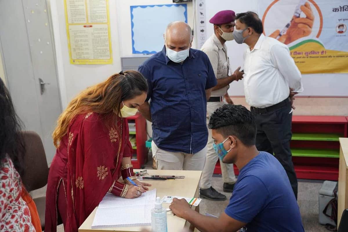 தில்லியில் உணவு விநியோகிப்பாளர்களுக்கு சிறப்பு தடுப்பூசி முகாம்கள்: துணை முதல்வர்