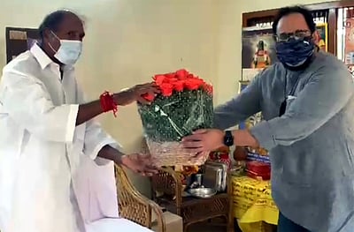 புதுவை முதல்வருடன் பாஜக மேலிடத் தலைவா் சந்திப்பு: அமைச்சரவை பதவிகள் பங்கீட்டில் தொடரும் இழுபறி