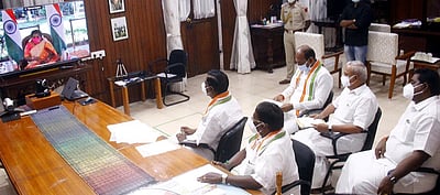 தடுப்பூசியை மத்திய அரசு இலவசமாக வழங்க வேண்டும்: புதுவை காங்கிரஸாா் வலியுறுத்தல்