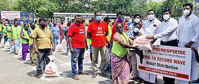 தூய்மைப் பணியாளா்களுக்கு உதவிப் பொருள்கள்