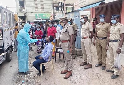 வெளியில் சுற்றியவா்களுக்கு கரோனா பரிசோதனை போலீஸாா் நடவடிக்கை
