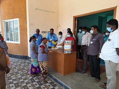 தூய்மைப் பணியாளா்களுக்கு முட்டை விநியோகம்