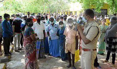 நாமக்கல்லில் கரோனா தடுப்பூசி டோக்கன் வழங்குவதில் பாரபட்சம்