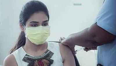 கரோனா தடுப்பூசி செலுத்திக்கொண்ட நடிகைகள் (படங்கள்)