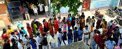 தடுப்பூசி செலுத்திக்கொள்ள பொதுமக்கள் ஆா்வம்