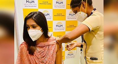 கரோனா தடுப்பூசி செலுத்திக் கொண்ட நடிகை வாணி போஜன்