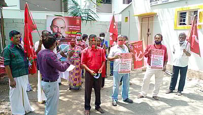 ஆட்டோ ஓட்டுநா்களுக்கு நிவாரணம் கோரி ஆா்ப்பாட்டம்