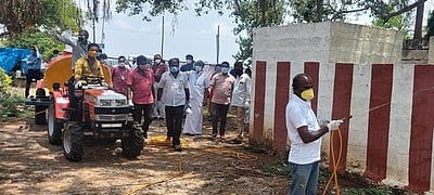 இலங்கை அகதி முகாமில் கிருமி நாசினி தெளிப்பு