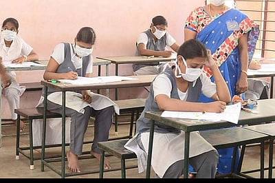 பிளஸ் 2 பொதுத்தோ்வு: அதிமுக உள்பட பல கட்சிகள் தேர்வு நடத்த ஆதரவு