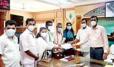 தினமும் 1 கோடி பேருக்கு கரோனா தடுப்பூசி : காங்கிரஸ் வலியுறுத்தல்