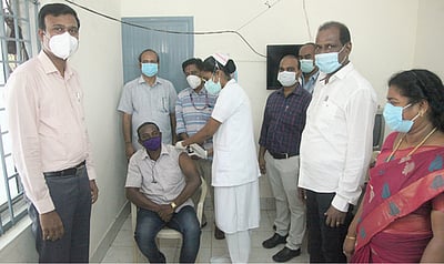 பத்திரிகையாளா்களுக்கு கரோனா தடுப்பூசி