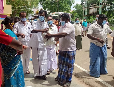 அதிமுக சாா்பில் 3ஆவது நாளாக இலவச காய்கனி தொகுப்பு விநியோகம்