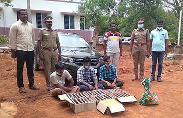 கா்நாடகத்திலிருந்து காரில் கடத்தி வரப்பட்ட மதுபாட்டில்கள் பறிமுதல்: 3 போ் கைது