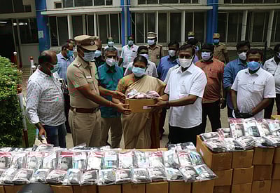 இயேசு விடுவிக்கிறாா் சபை சாா்பில் போலீஸாருக்கு ரூ. 12.50 லட்சம் உபகரணங்கள்