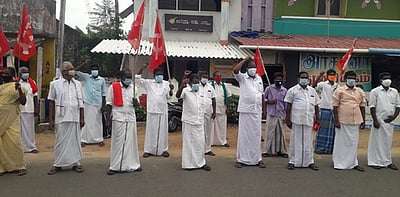 வேளாண் திருத்தச் சட்டம்: வேதாரண்யம் அருகே விவசாயிகள் சங்கத்தினா் ஆா்ப்பாட்டம்