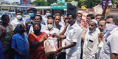 தூய்மைப் பணியாளா்களுக்கு 7-ஆம் கட்டமாக அரிசி வழங்கிய அதிமுகவினா்