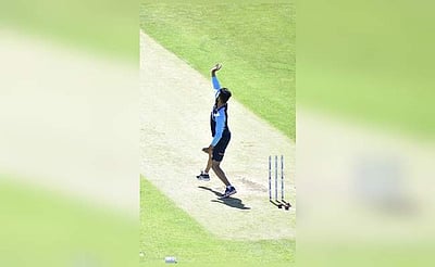 இங்கிலாந்தில் பந்தை சுழற்றத் தொடங்கினார் ஜடேஜா