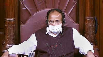 வெங்கையா நாயுடு, ஆா்எஸ்எஸ் தலைவா்களின் சுட்டுரை கணக்கில் நீலக்குறி  அகற்றப்பட்டதால் சா்ச்சை