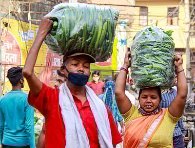 ரூ.5,000 நிவாரணம்:சாலையோர வியாபாரிகள் கோரிக்கை